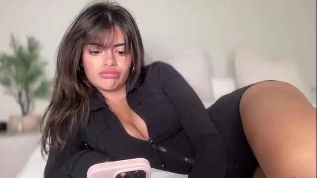 Image 4 of poutyselena Stream on Chaturbate on 2 months ago