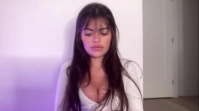 Image 2 of poutyselena Stream on Chaturbate on 1 month ago