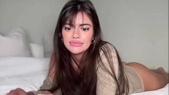 Image 10 of poutyselena Stream on Chaturbate on 22 days ago