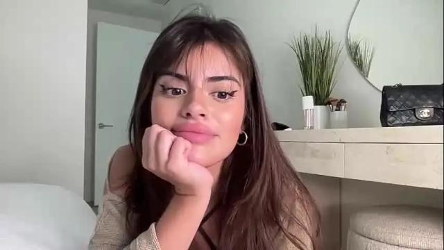 Image 3 of poutyselena Stream on Chaturbate on 22 days ago