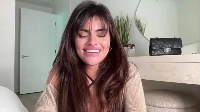 Image 4 of poutyselena Stream on Chaturbate on 22 days ago