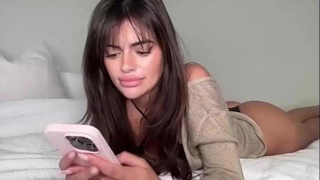 Image 8 of poutyselena Stream on Chaturbate on 22 days ago