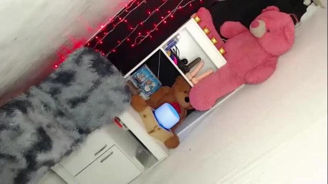 Image 2 of pretty_breenaxxx Stream on Chaturbate on 2 months ago