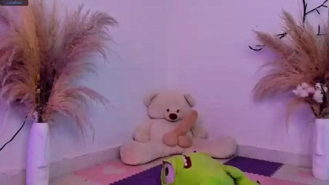 Image 12 of pretty_pettite Stream on Chaturbate on 20 months ago