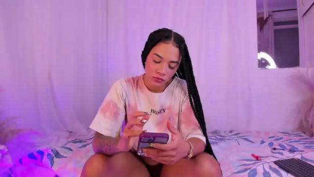 Image 12 of pretty_pettite Stream on Chaturbate on 18 months ago