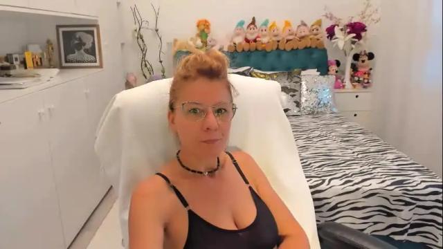 Image 2 of prettyblackeyes Stream on Chaturbate on 3 months ago