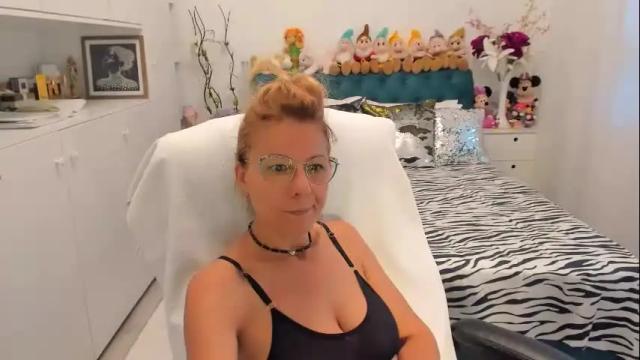 Image 3 of prettyblackeyes Stream on Chaturbate on 3 months ago