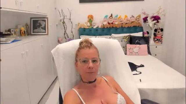 Image 12 of prettyblackeyes Stream on Chaturbate on 2 months ago