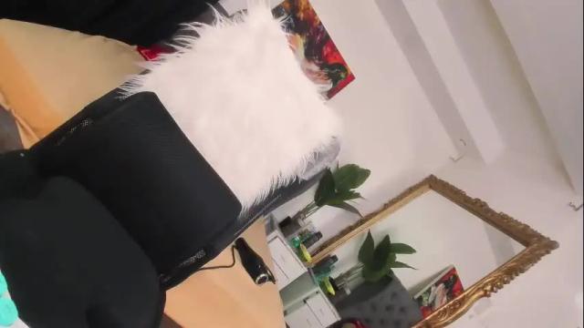 Image 8 of prettyjuliax Stream on Chaturbate on 1 month ago