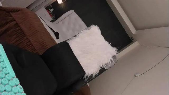 Image 4 of prettyjuliax Stream on Chaturbate on 2 months ago