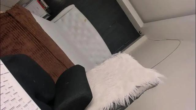Image 8 of prettyjuliax Stream on Chaturbate on 1 month ago