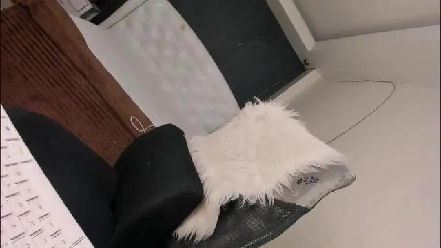 Image 4 of prettyjuliax Stream on Chaturbate on 1 month ago