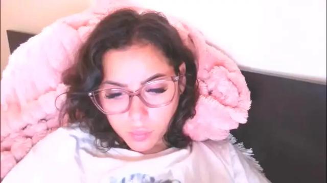 Image 3 of prettyjulliette Stream on Chaturbate on 11 days ago