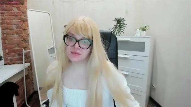 Image 4 of princessporsche Stream on Chaturbate on 16 months ago