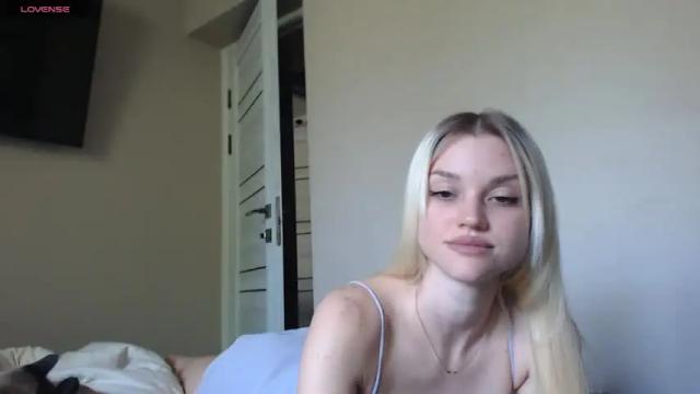 Image 2 of qeeensgambit Stream on Chaturbate on 13 months ago