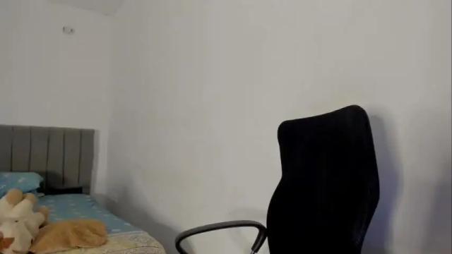 Image 12 of queen__ariel Stream on Chaturbate on 15 months ago