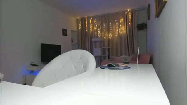 Image 2 of queen_yasmine Stream on Chaturbate on 1 month ago