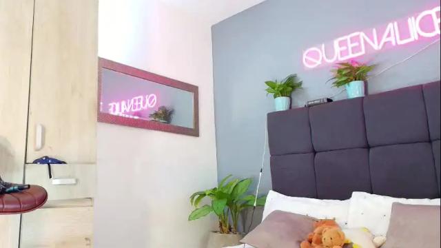 Image 2 of queenaliice Stream on Chaturbate on 1 day ago