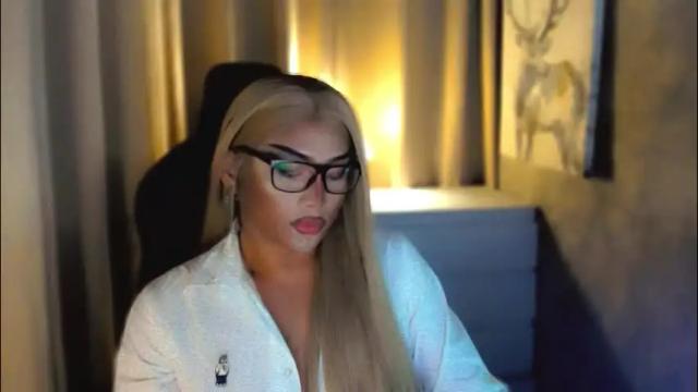 Image 3 of queenarthalia Stream on Chaturbate on 2 months ago