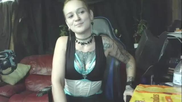 Image 4 of queenfrostbitten Stream on Chaturbate on 4 months ago