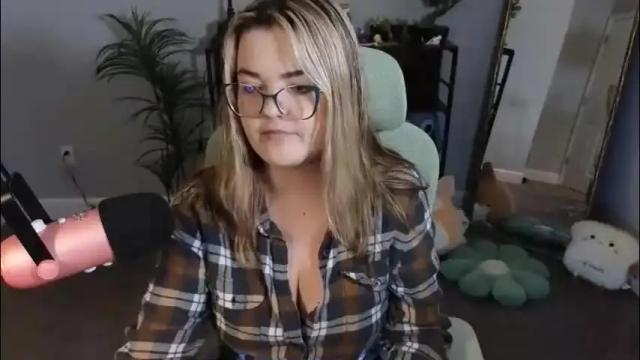 Image 3 of quervoqueen1 Stream on Chaturbate on 1 month ago