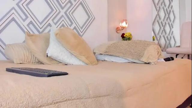 Image 6 of radiant_naomi Stream on Chaturbate on 1 month ago