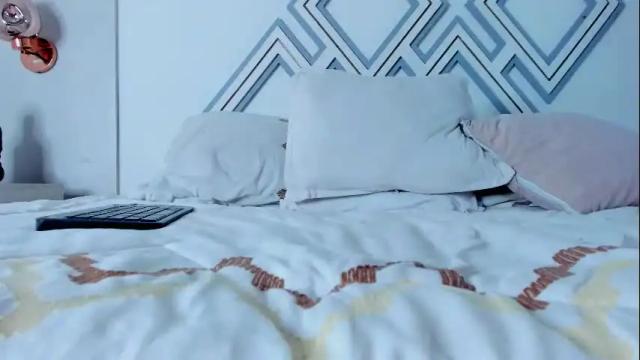 Image 2 of radiant_naomi Stream on Chaturbate on 1 month ago