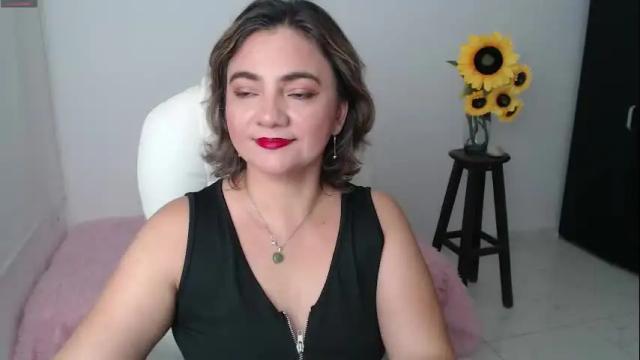 Image 2 of rebeca_milf Stream on Chaturbate on 1 month ago