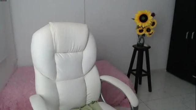 Image 12 of rebeca_milf Stream on Chaturbate on 26 days ago