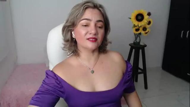 Image 2 of rebeca_milf Stream on Chaturbate on 26 days ago