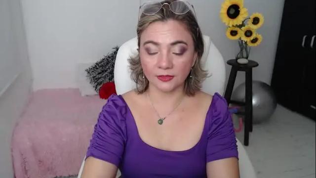 Image 2 of rebeca_milf Stream on Chaturbate on 14 days ago