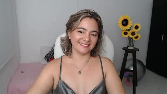 Image 11 of rebeca_milf Stream on Chaturbate on 9 days ago