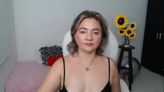 Image 12 of rebeca_milf Stream on Chaturbate on 5 days ago