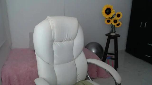 Image 12 of rebeca_milf Stream on Chaturbate on 3 days ago