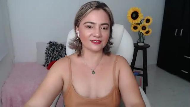 Image 4 of rebeca_milf Stream on Chaturbate on 3 days ago