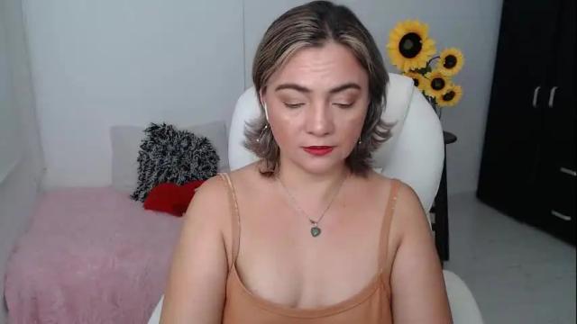 Image 6 of rebeca_milf Stream on Chaturbate on 3 days ago