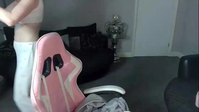 Image 2 of red_firesquirt Stream on Chaturbate on 25 days ago