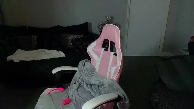 Image 2 of red_firesquirt Stream on Chaturbate on 13 days ago