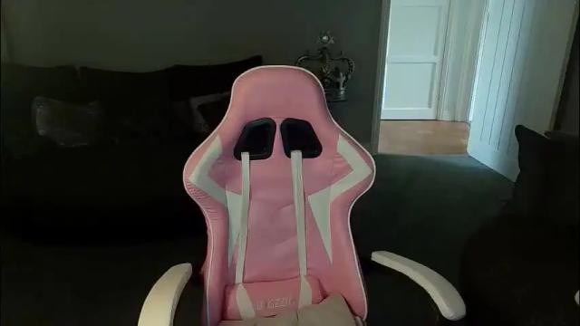 Image 8 of red_firesquirt Stream on Chaturbate on 1 month ago