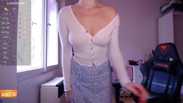 Image 2 of red_foxxx_ Stream on Chaturbate on 15 months ago