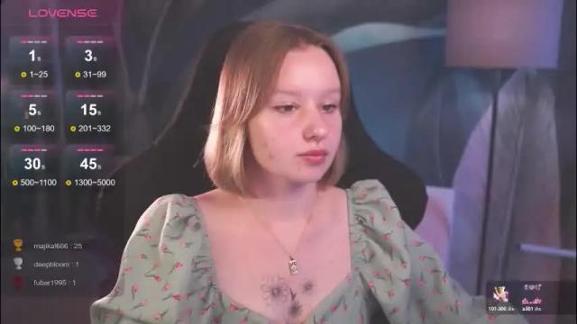 Image 2 of red_queeen Stream on Chaturbate on 2 months ago