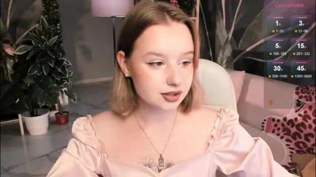 Image 2 of red_queeen Stream on Chaturbate on 1 month ago