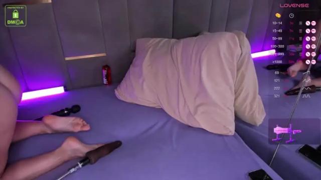 Image 2 of redjinaandross Stream on Chaturbate on 14 months ago