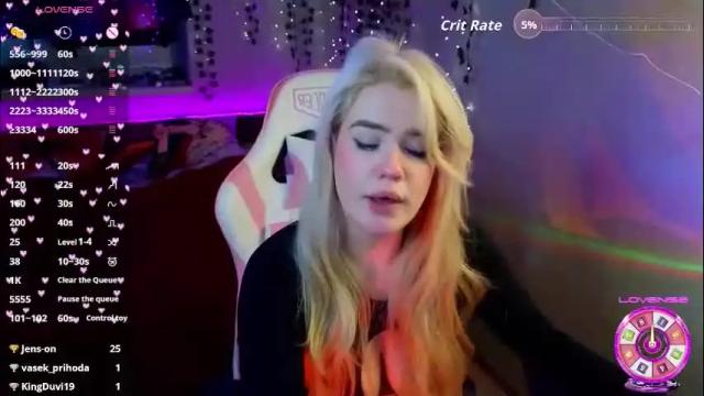 Image 3 of redvelveten Stream on Chaturbate on 19 days ago