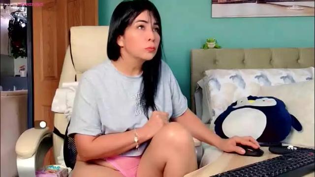 Image 4 of reese_yanella Stream on Chaturbate on 1 day ago