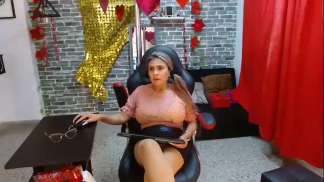 Image 11 of renatasmiith Stream on Chaturbate on 16 months ago