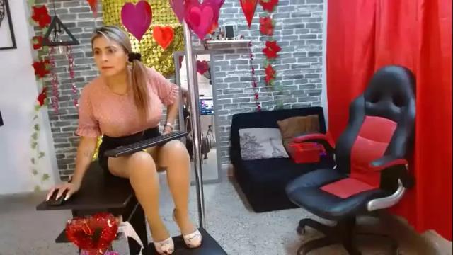 Image 6 of renatasmiith Stream on Chaturbate on 16 months ago