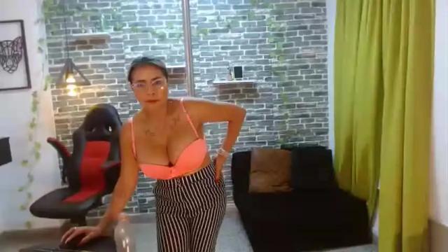 Image 11 of renatasmiith Stream on Chaturbate on 15 months ago