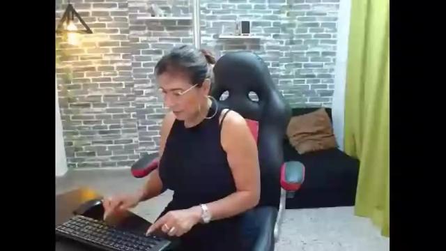 Image 2 of renatasmiith Stream on Chaturbate on 15 months ago