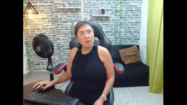 Image 3 of renatasmiith Stream on Chaturbate on 15 months ago
